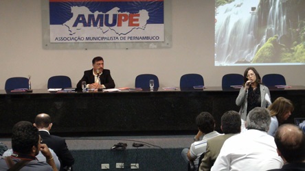 Leia mais sobre o artigo Saúde materno infantil em pauta de discussão da AMUPE