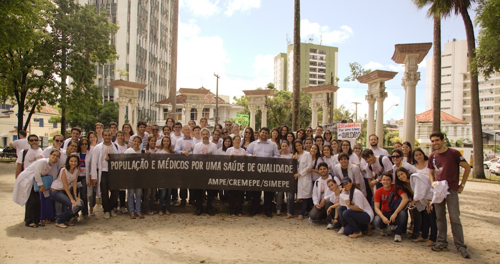Leia mais sobre o artigo Médicos e estudantes pernambucanos vão às ruas para defender o Revalida