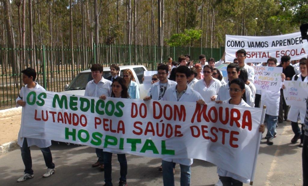 Leia mais sobre o artigo Médicos e estudantes realizaram ato público em defesa do Hospital Dom Moura