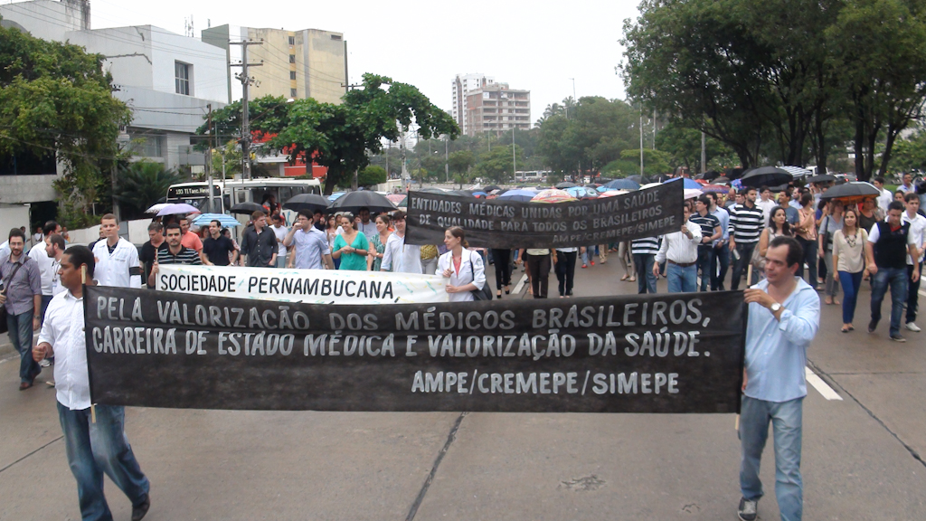 Leia mais sobre o artigo Médicos de PE realizam Ato Público contra proposta da presidenta Dilma Rousseff  sobre médicos estrangeiros