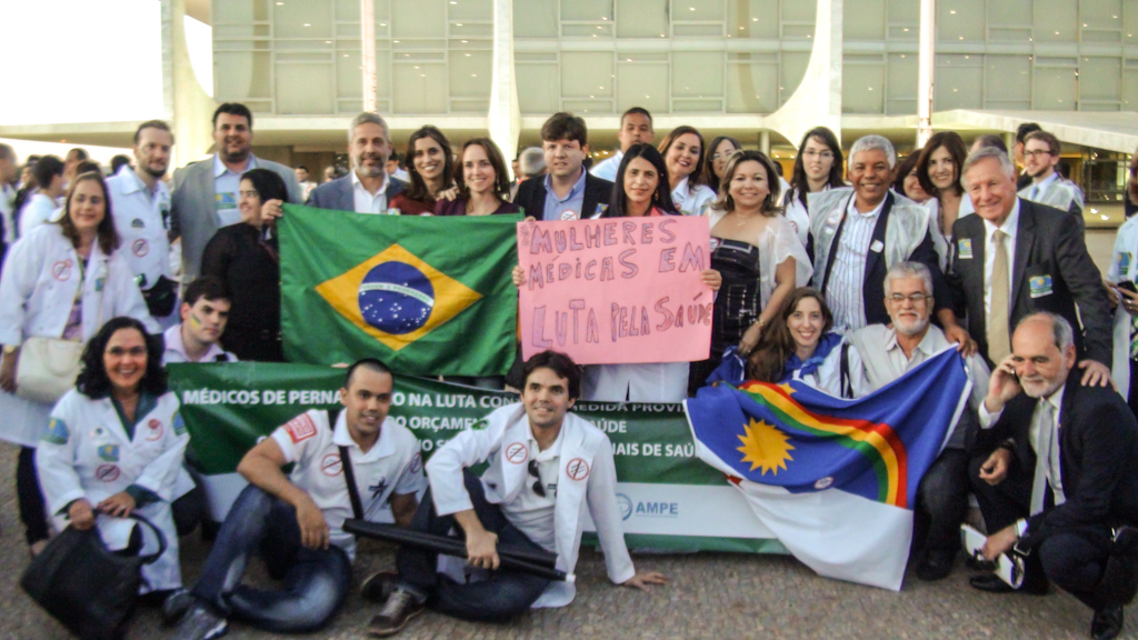 Leia mais sobre o artigo Médicos se unem e protestam em Brasília contra a MP 621/13
