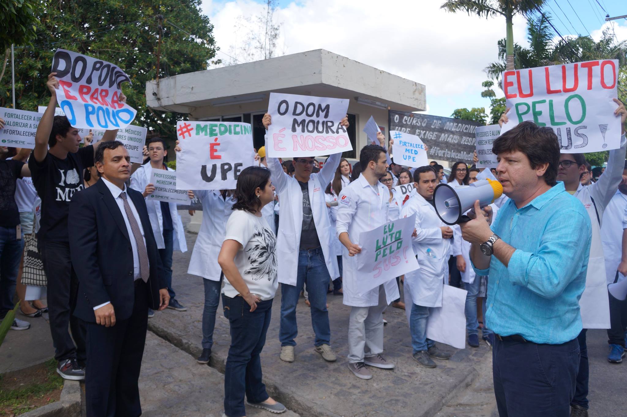 Leia mais sobre o artigo Simepe, Cremepe e estudantes realizam passeata em defesa da UPE e do hospital Dom Moura/Garanhuns