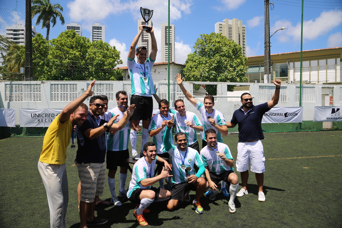 Leia mais sobre o artigo Arrasador, #MitoFC goleia Bisturi FC e fatura 1ª Copa Simepe de Futebol Solidário