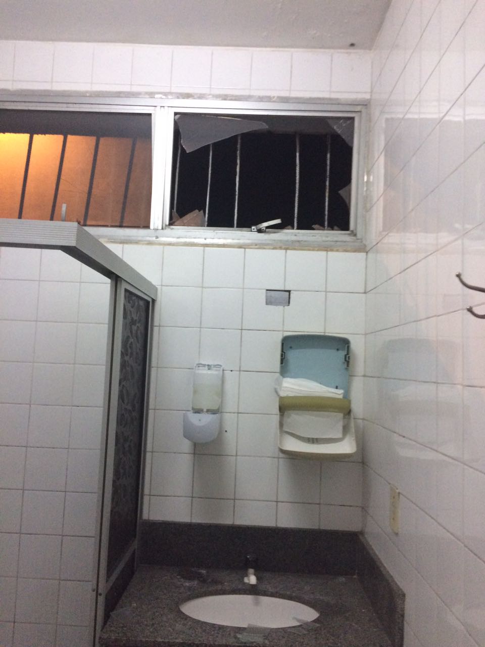 Leia mais sobre o artigo CAOS DA INSEGURANÇA: Médicos da Policlínica Agamenon Magalhães denunciam problemas na unidade