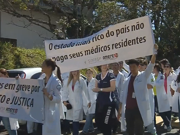 Leia mais sobre o artigo SP: Médicos residentes de Botucatu protestam contra calote do governador