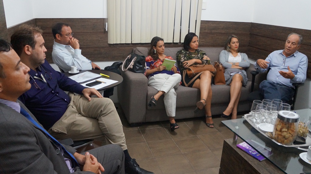 Leia mais sobre o artigo Simepe e gestores do Hospital Maria Lucinda discutem a retirada do pagamento do quinto plantão na UPA Caxangá