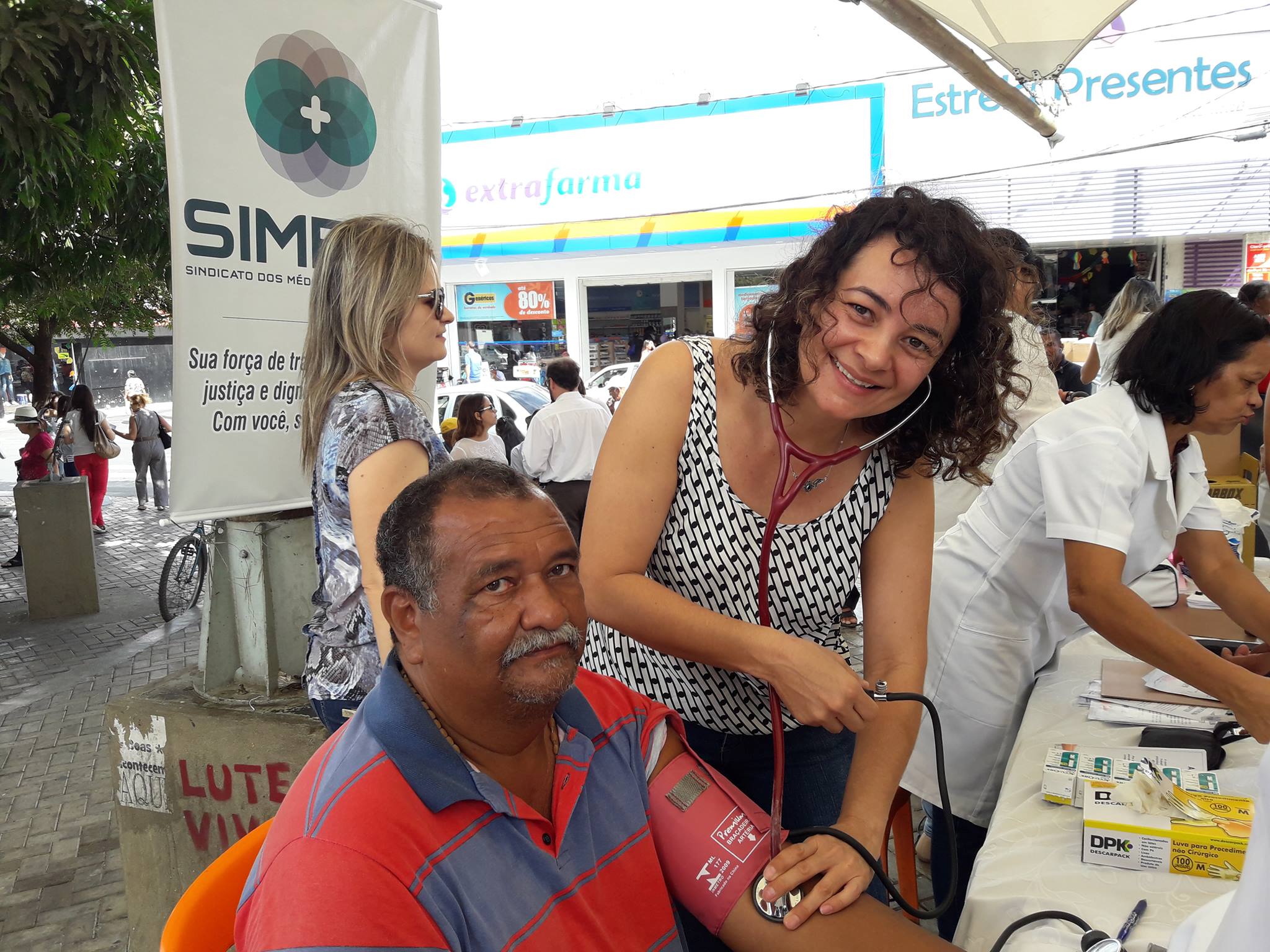 Leia mais sobre o artigo Médicos de Petrolina fazem protesto com atendimento à população no Bambuzinho