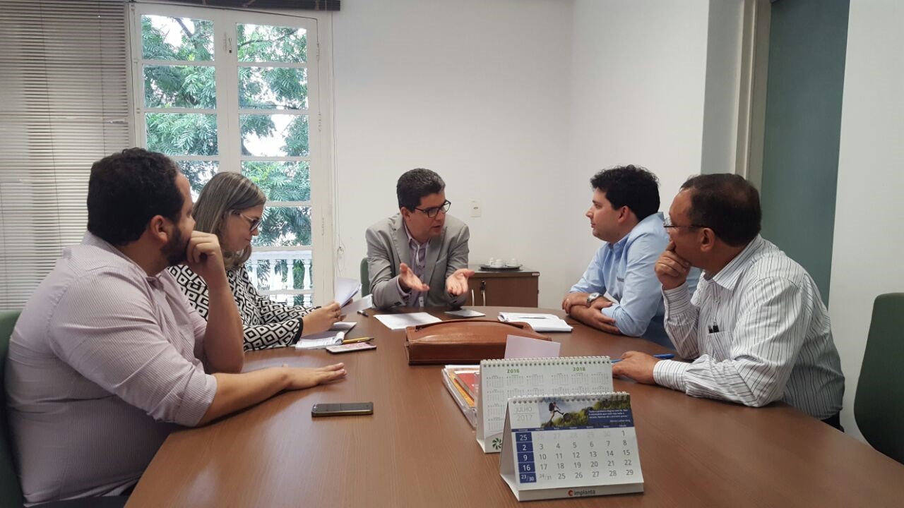 Leia mais sobre o artigo Representantes do Simepe e Cremepe se reúnem com direção do Hospital Abreu e Lima