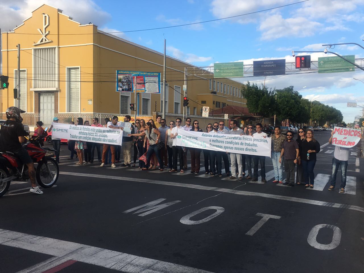 Leia mais sobre o artigo Médicos de Petrolina seguem em paralisação de advertência