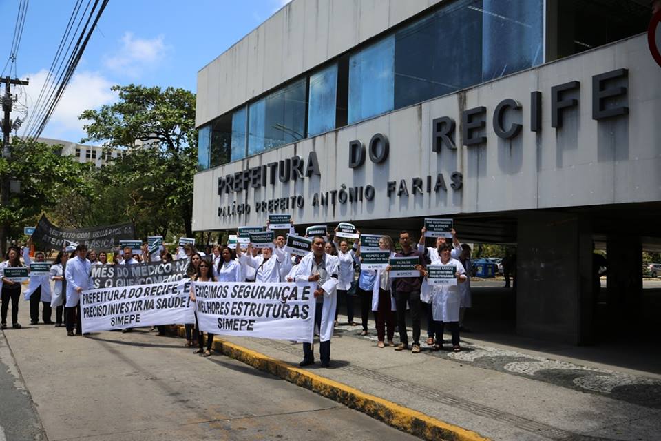 Leia mais sobre o artigo Médicos do Recife seguem em paralisação de advertência