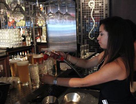 Leia mais sobre o artigo Mulheres que trabalham à noite tem maior risco de câncer, diz estudo