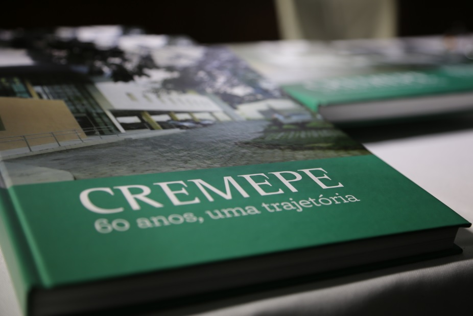 Leia mais sobre o artigo Simepe prestigia lançamento do livro que marca os 60 anos do Cremepe