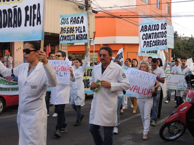 Leia mais sobre o artigo Médicos promoveram passeata em Anápolis
