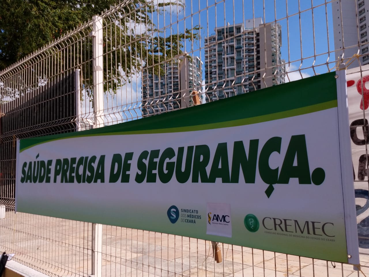 Leia mais sobre o artigo Médicos da Atenção Básica de Fortaleza paralisam atividades nos postos de saúde e realizam novo ato de protesto