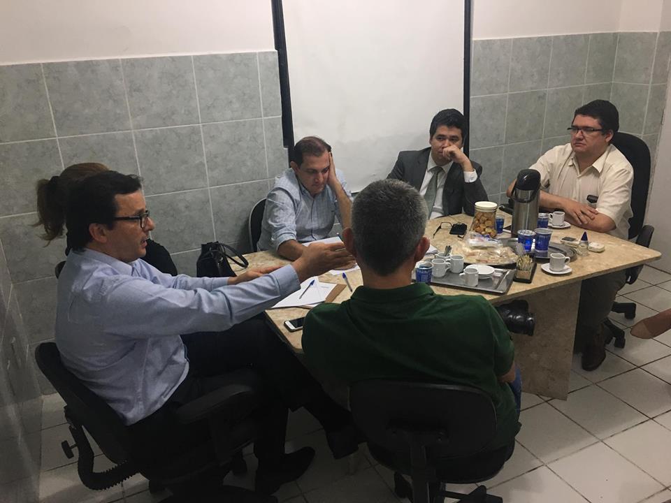 Leia mais sobre o artigo Simepe se reúne com médicos do HC/UFPE e discutem condições de trabalho