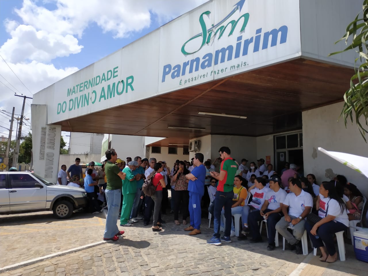 Leia mais sobre o artigo Servidores municipais fazem protesto em frente à maternidade Divino Amor em Parnamirim