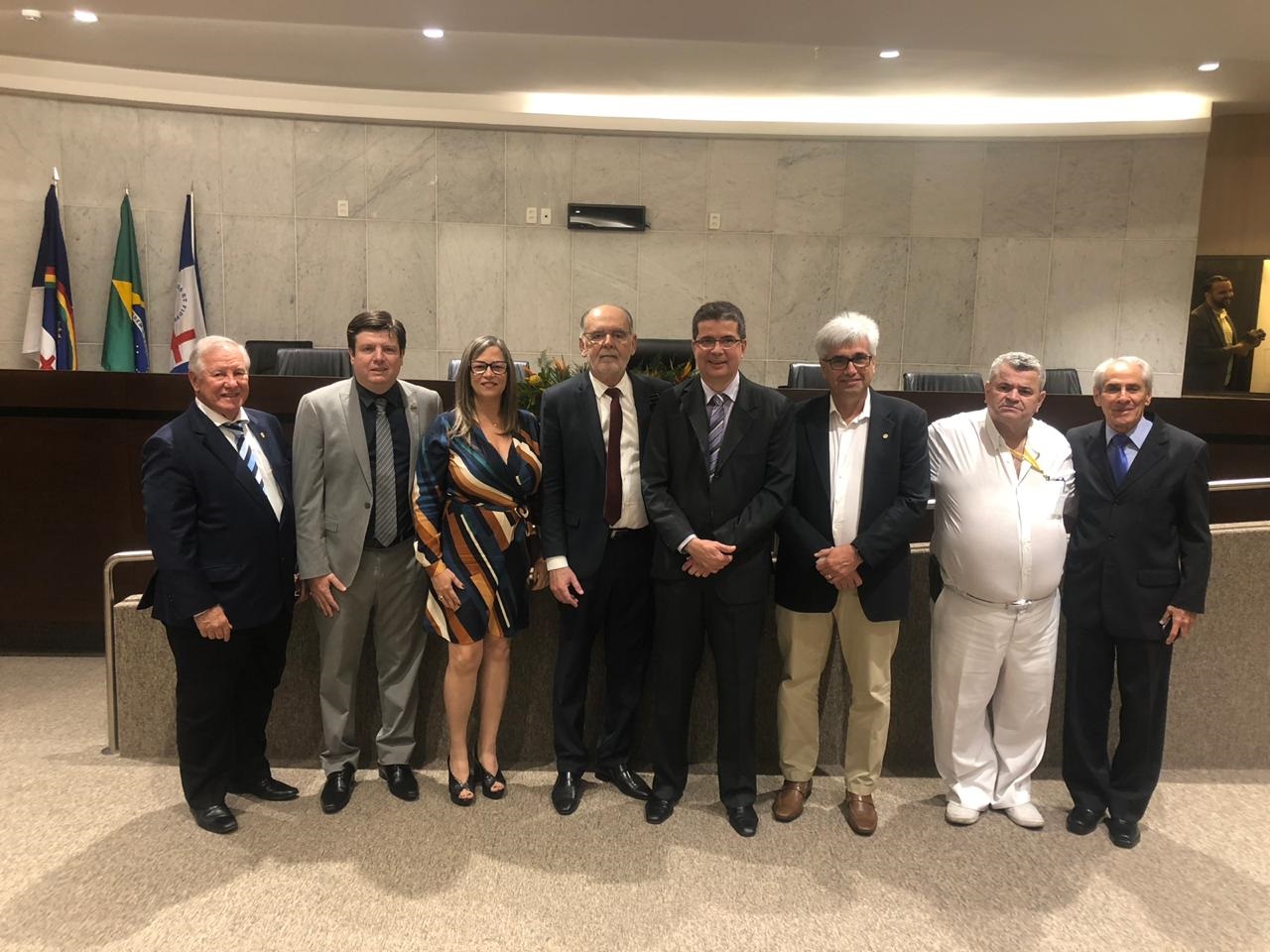 Leia mais sobre o artigo Entidades médicas prestigiam entrega da Medalha Leão do Norte ao presidente do CFM, Carlos Vital