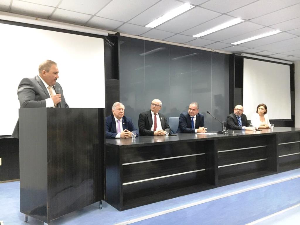 Leia mais sobre o artigo Entidades médicas prestigiam transmissão de cargo para novo secretário estadual de saúde