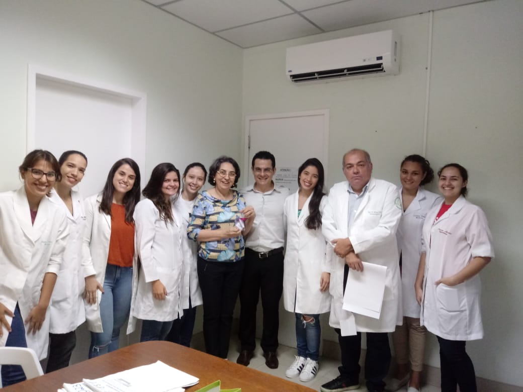 Leia mais sobre o artigo No Dia da Mulher, Sindicato dos Médicos visita e presenteia profissionais e estudantes em hospitais de Fortaleza