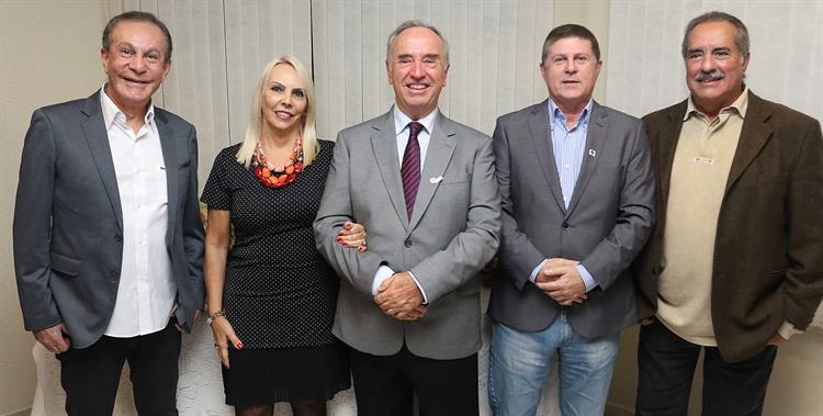 Leia mais sobre o artigo Sócios Vitalícios: Médicos são homenageados nos 38 anos do SIMESC