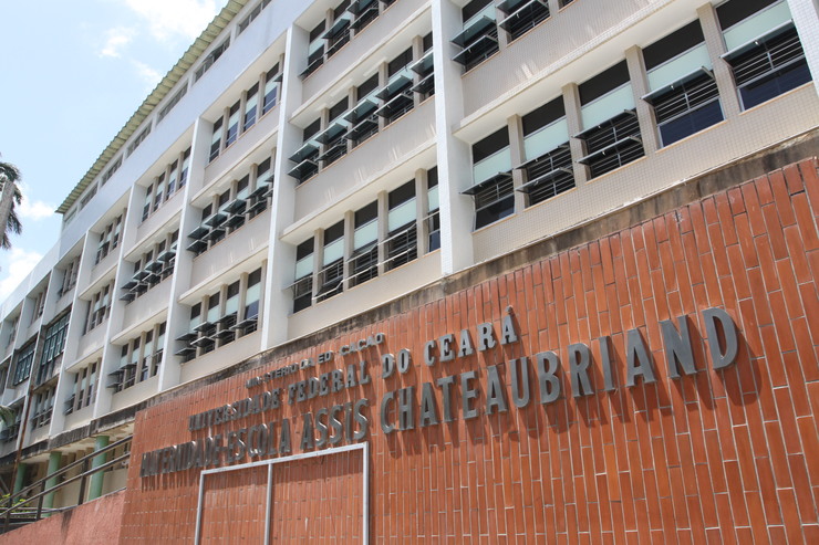 Leia mais sobre o artigo Complexo Hospitalar da UFC soluciona problemas relacionados aos excessos na jornada de trabalho dos médicos neurocirurgiões