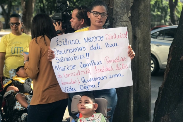 Leia mais sobre o artigo Protesto: crianças com microcefalia estão sem benefício