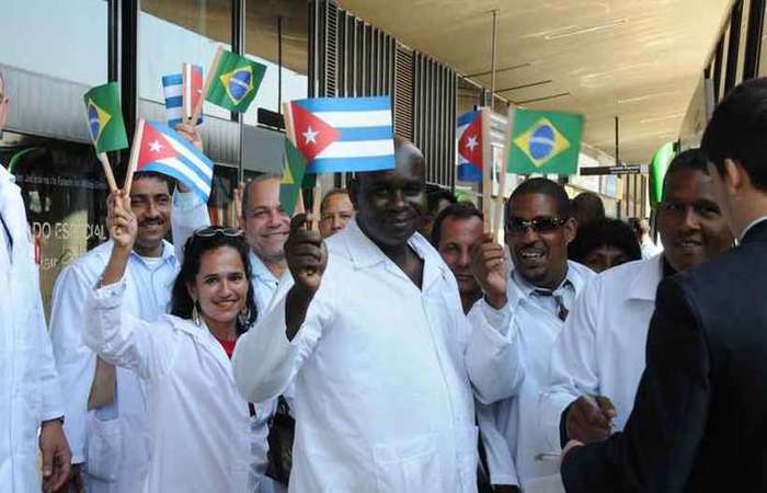 Leia mais sobre o artigo Médicos cubanos podem ser reintegrados, mas com bolsa menor, sugere comissão