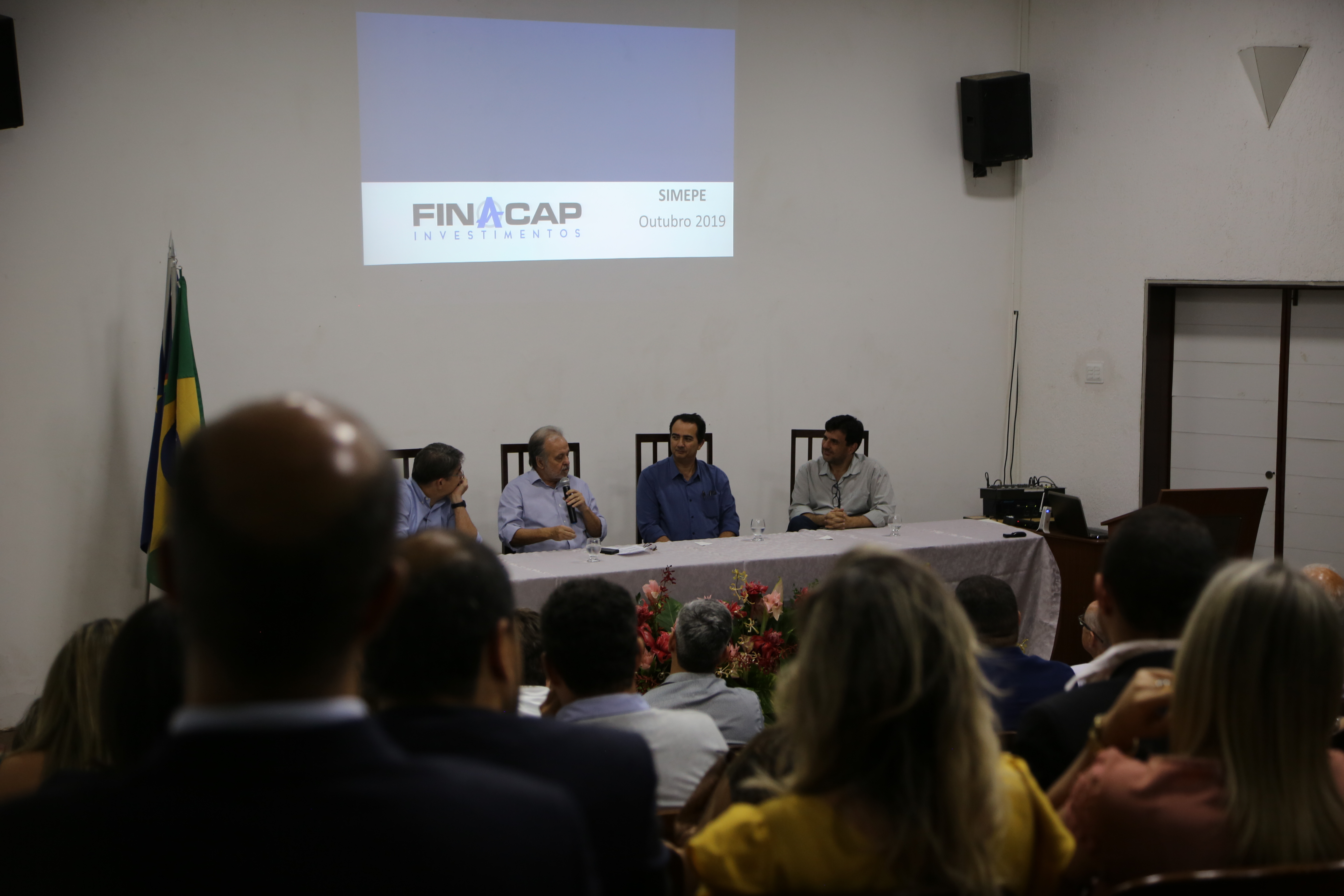 Leia mais sobre o artigo Mês do médico: categoria recebe orientações e esclarecimentos sobre o cenário econômico em palestra com especialistas