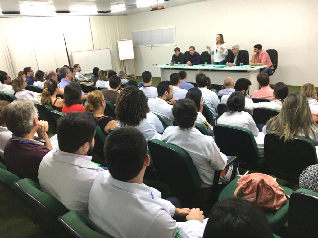 Leia mais sobre o artigo Em clima tenso, médicos do HGV deliberam os rumos do movimento