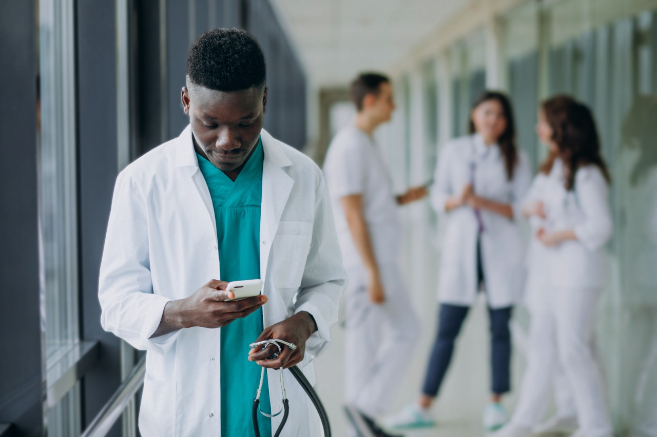 Leia mais sobre o artigo Sindicato solicita ao Cremec parecer sobre atuação de médicos em aplicativos de mensagens instantâneas