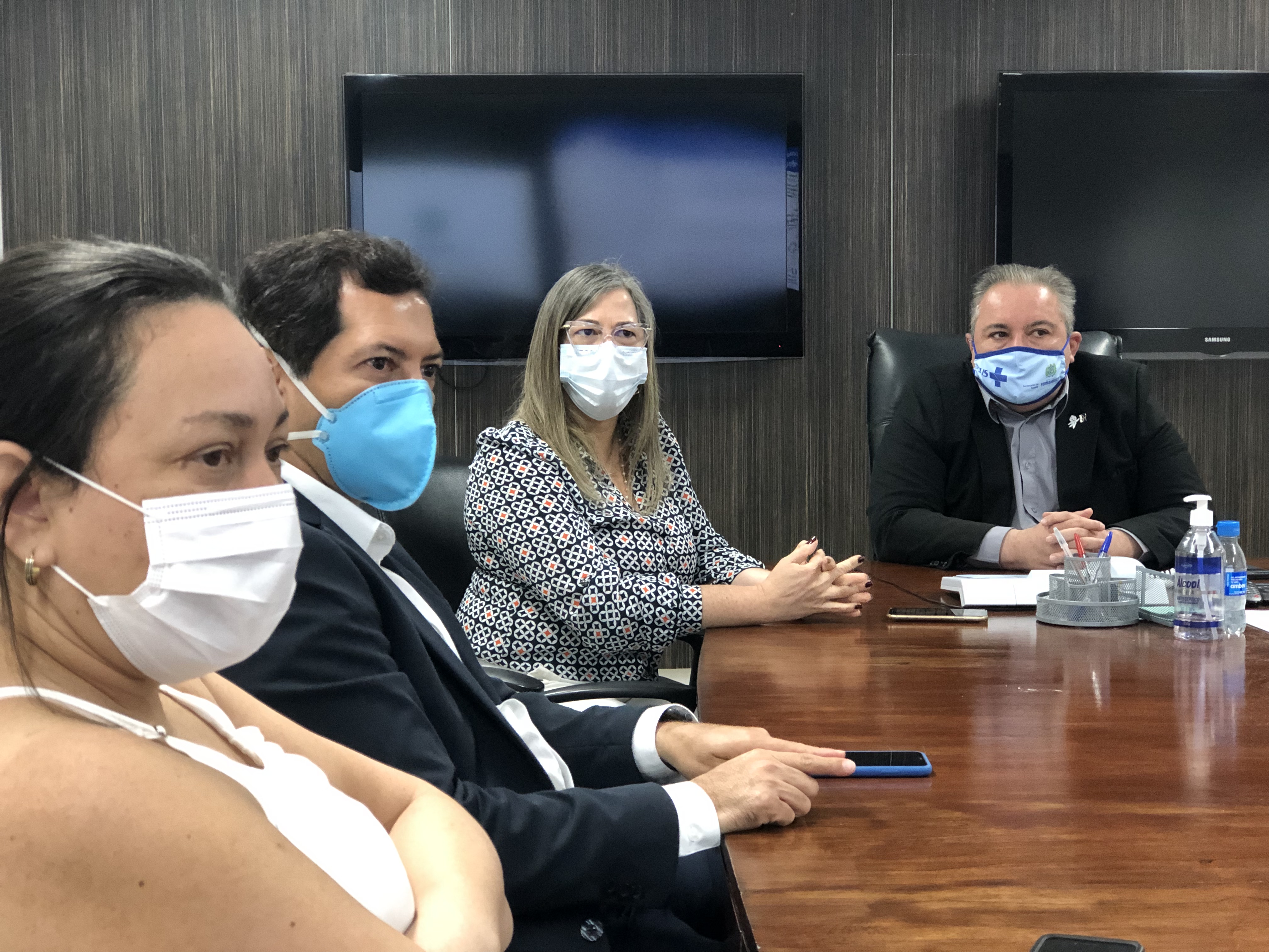Leia mais sobre o artigo Superlotação no HGV é tema discutido com o secretário de saúde do estado
