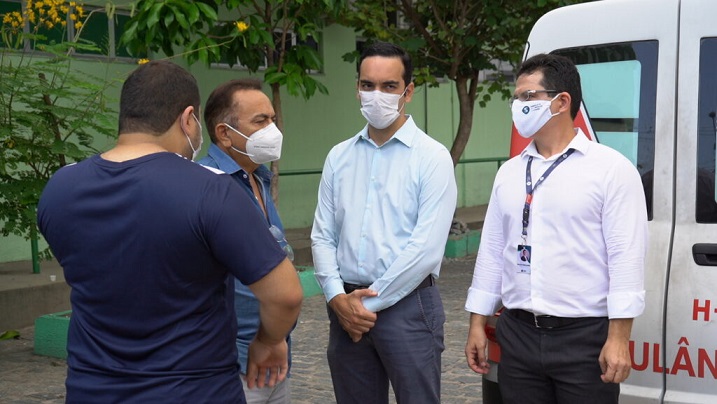 Leia mais sobre o artigo Médicos realizam manifestação em frente ao Frotinha do Antônio Bezerra contra redução salarial