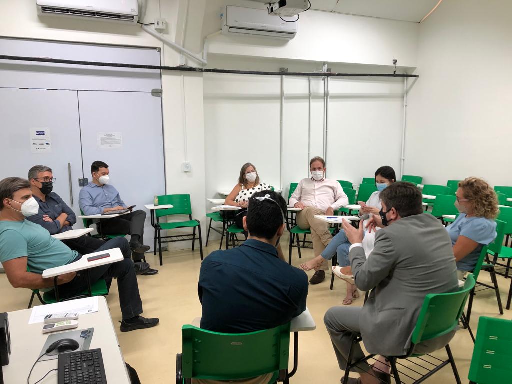 Leia mais sobre o artigo Simepe discute reivindicações dos residentes do HC-UFPE/Ebserh com gestores da unidade