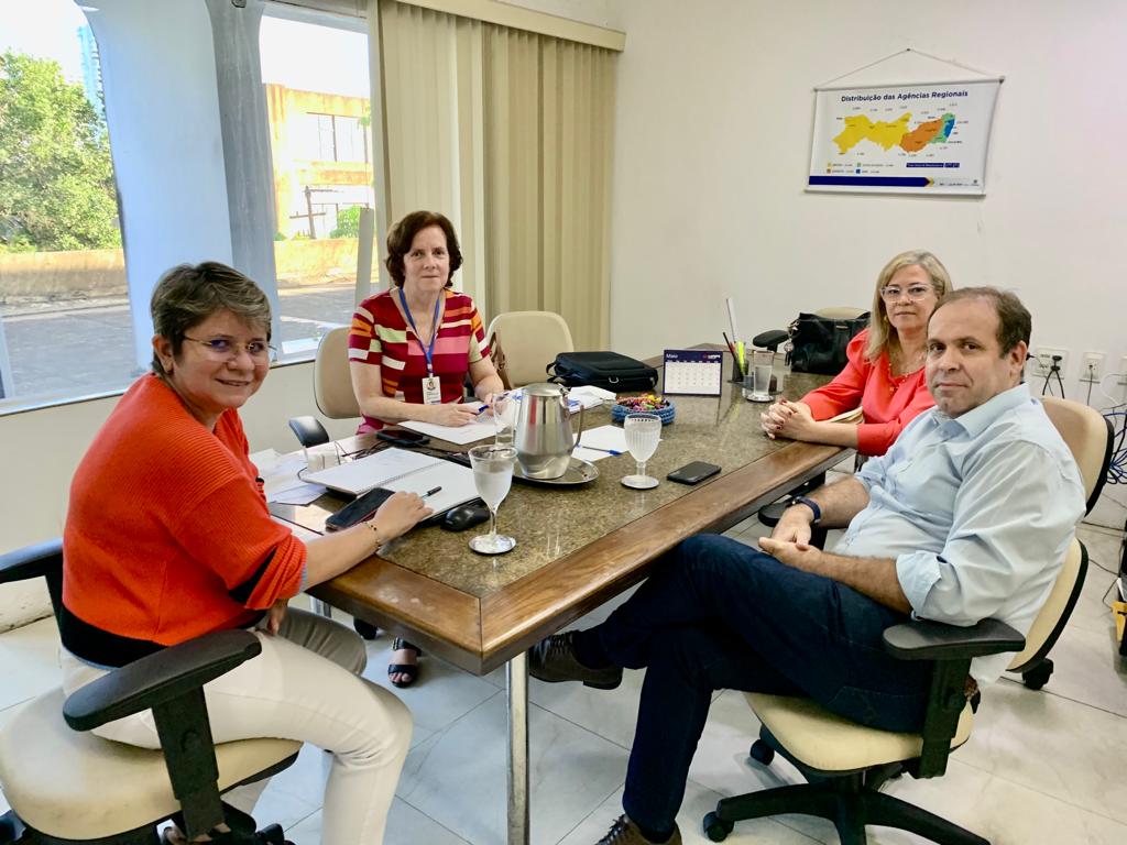 Leia mais sobre o artigo Simepe se reúne com direção do IRH para discutir problemas do HSE