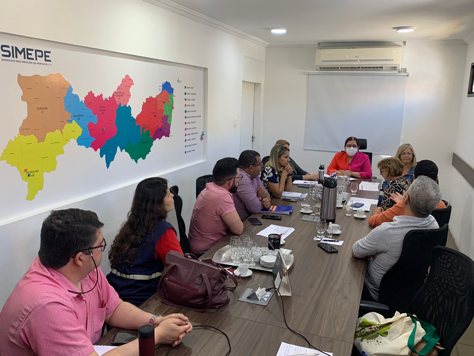 Leia mais sobre o artigo Para discutir melhorias para o serviço público de saúde, Simepe se reúne com Secretaria de Saúde do Cabo  