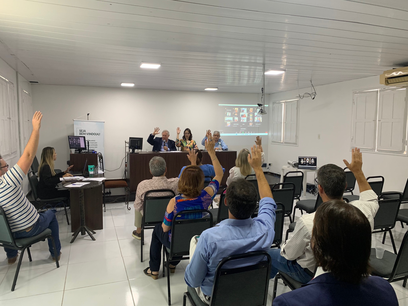 Leia mais sobre o artigo Médicos aprovam representação da CEHM- PE para negociar honorários