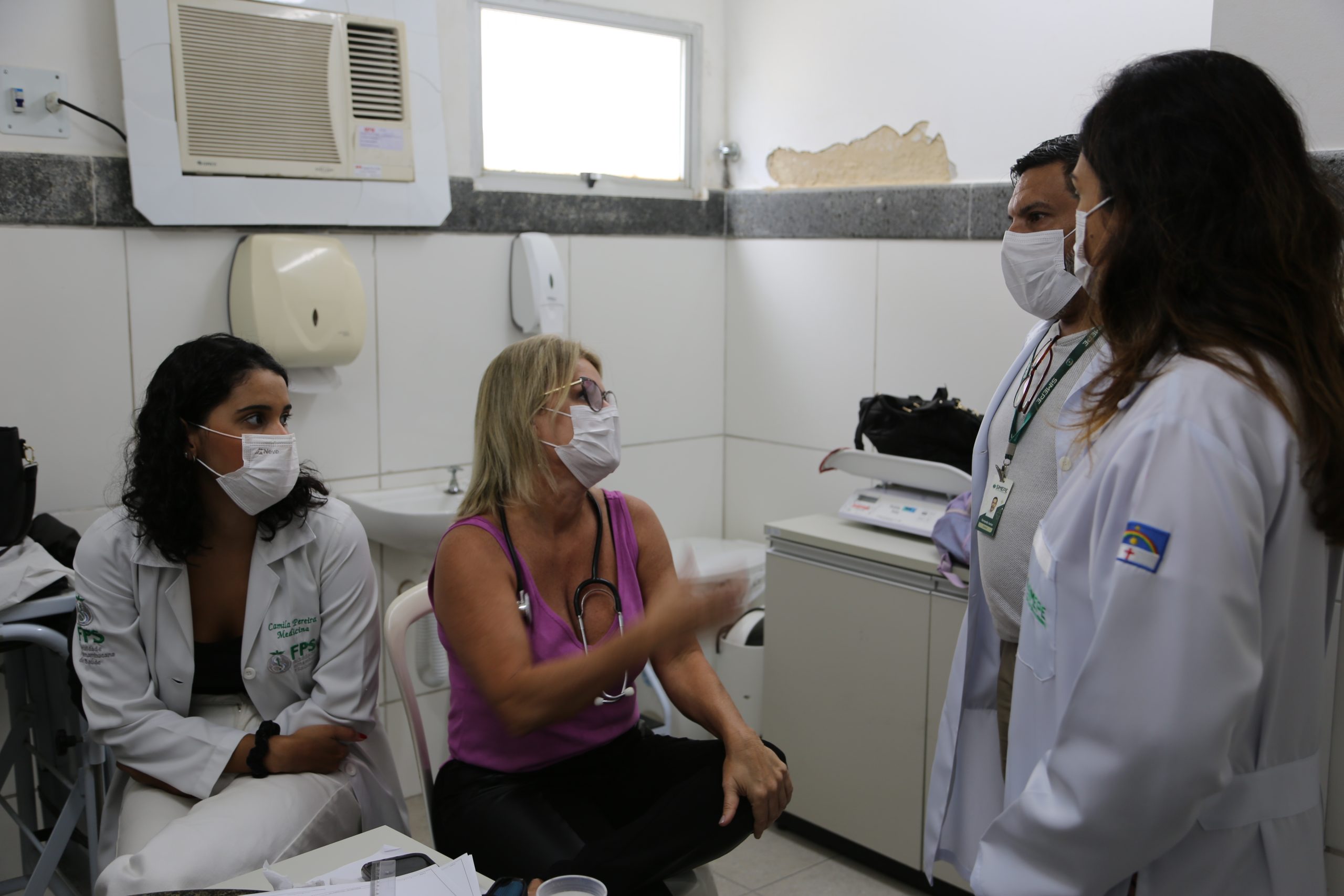 Leia mais sobre o artigo Equipe do Simepe visita Unidade de Saúde da Família onde médica sofreu agressão, no Recife
