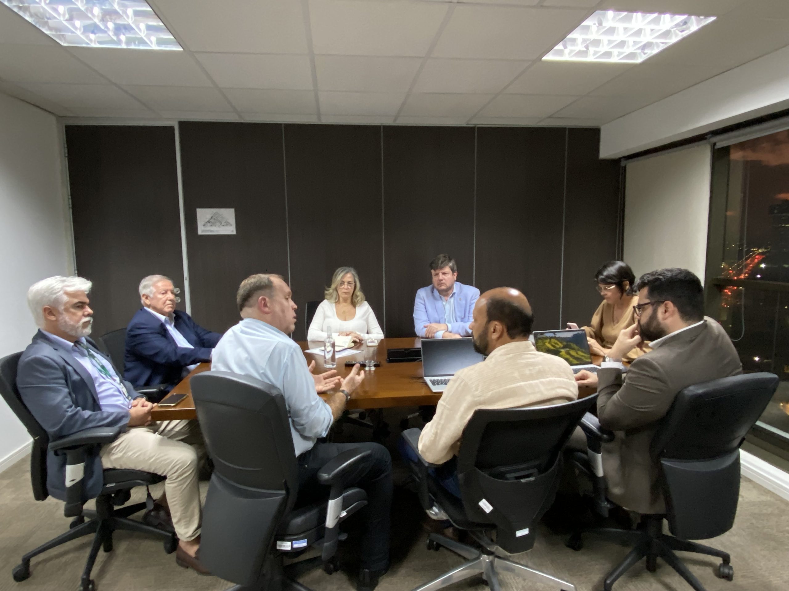 Leia mais sobre o artigo Simepe busca acordo com IRH e SAD para pagamento dos honorários médicos atrasados