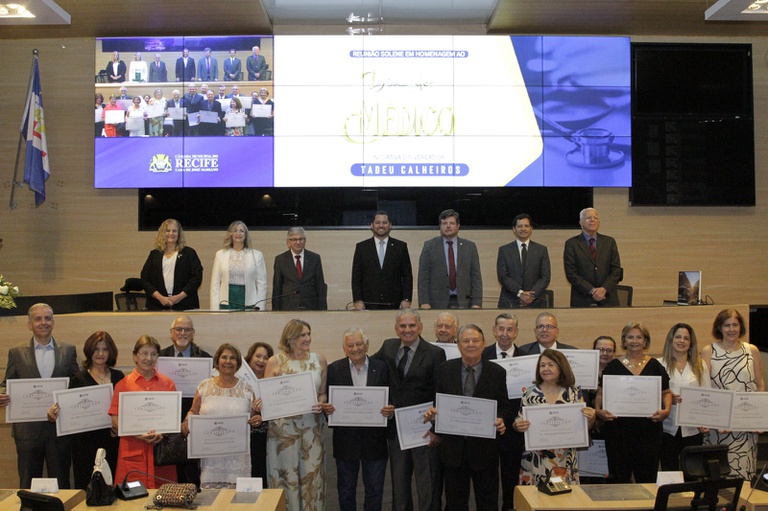 Leia mais sobre o artigo Simepe tem presença marcante na Sessão Solene em homenagem ao Dia do Médico