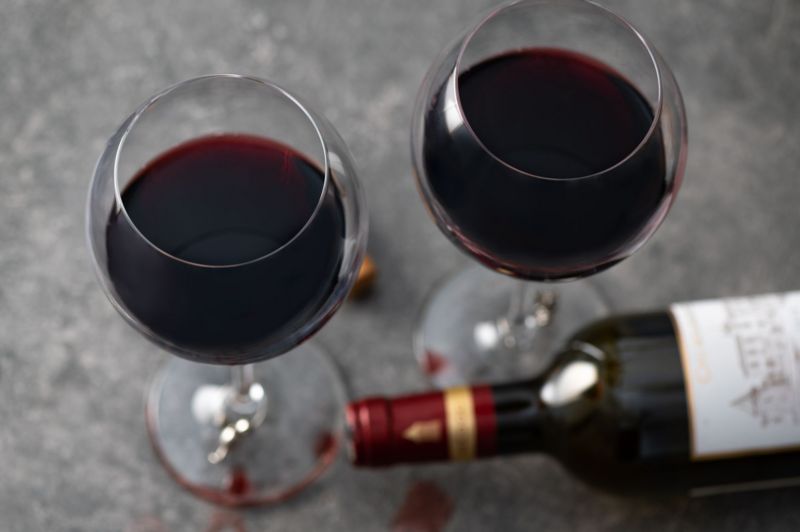 Leia mais sobre o artigo Dor de cabeça com vinho tinto? Cientistas encontram substância suspeita